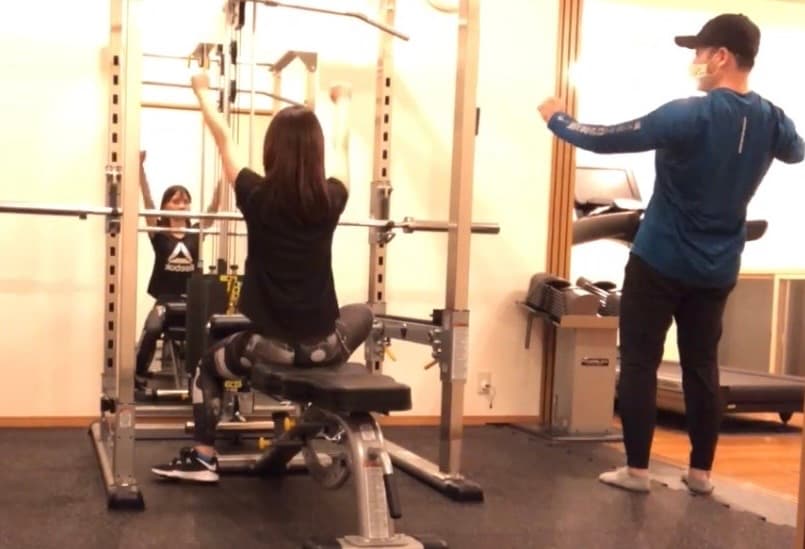 身振りで動きを説明するトレーニング指導の様子